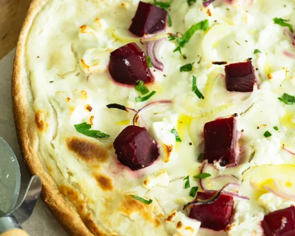 Flammkuchen mit Roter-Bete und Feta
