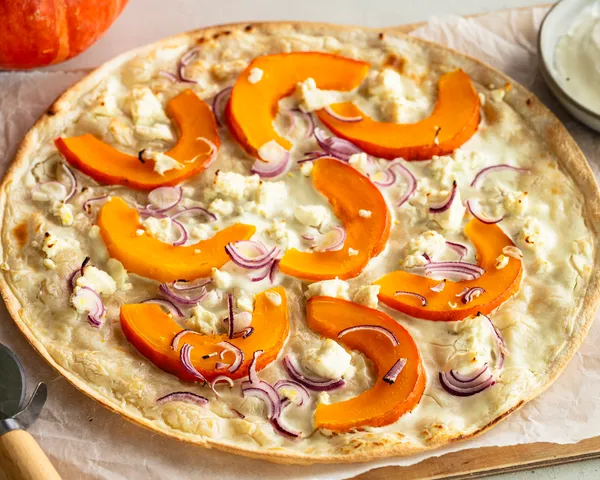 Kürbis-Flammkuchen mit Feta