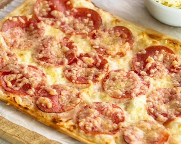 Flammkuchen mit Salami